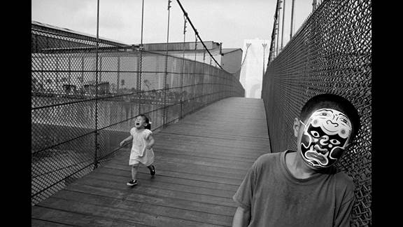 說明: Macintosh HD:Users:chendong:Desktop:張乾琦 工作坊:工作坊:官方作品:中文圖說:不存在的戰(zhàn)爭:6. 張乾琦，“不存在的戰(zhàn)爭”視頻截圖，2017.jpg