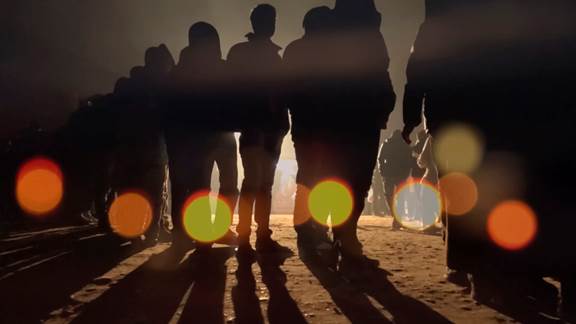 說明: Macintosh HD:Users:chendong:Desktop:張乾琦 工作坊:工作坊:官方作品:中文圖說:AZMA:5. 張乾琦，“AZMA”視頻截圖，2017 .jpg