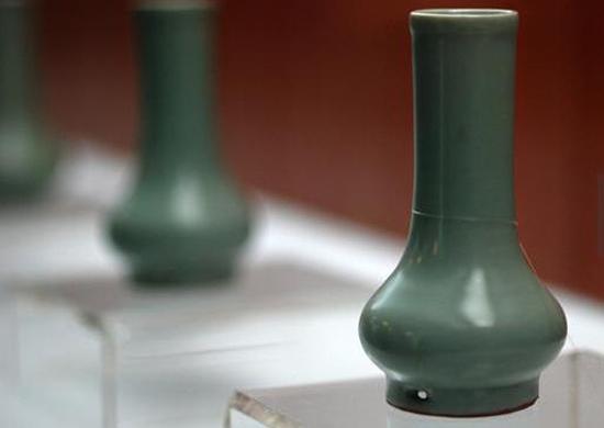 南宋，龍泉窯，粉青釉鼓腹瓶 