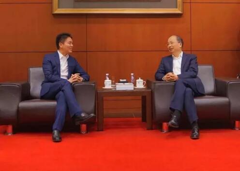 中國工商銀行董事長易會滿和京東集團董事局主席兼首席執(zhí)行官劉強東見證了雙方合作協(xié)議的簽署。 