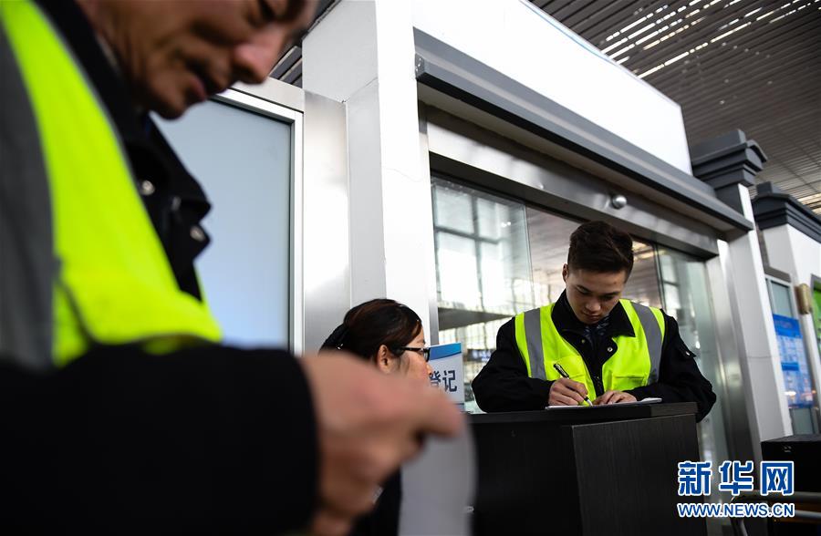 （關(guān)注春運(yùn)·圖片故事）（3） 奔跑吧！高鐵送餐小哥
