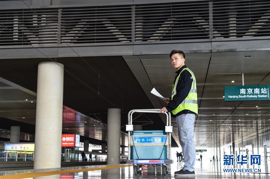 （關(guān)注春運(yùn)·圖片故事）（7） 奔跑吧！高鐵送餐小哥