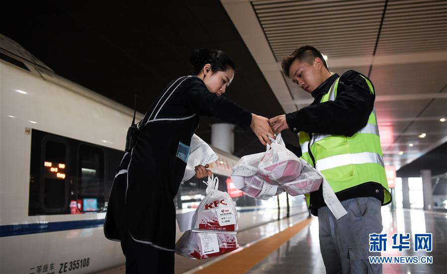 （關(guān)注春運(yùn)·圖片故事）（8） 奔跑吧！高鐵送餐小哥