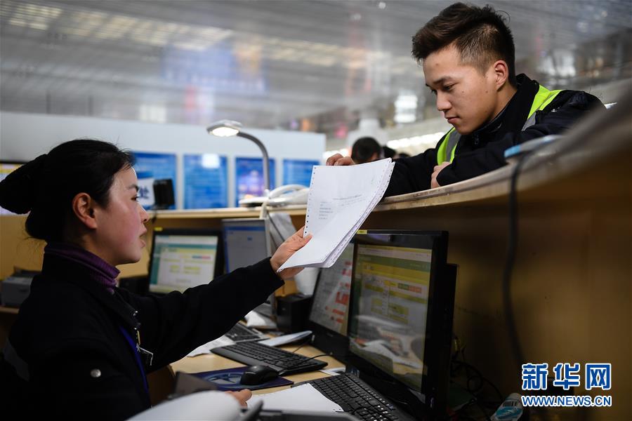 （關(guān)注春運(yùn)·圖片故事）（1） 奔跑吧！高鐵送餐小哥