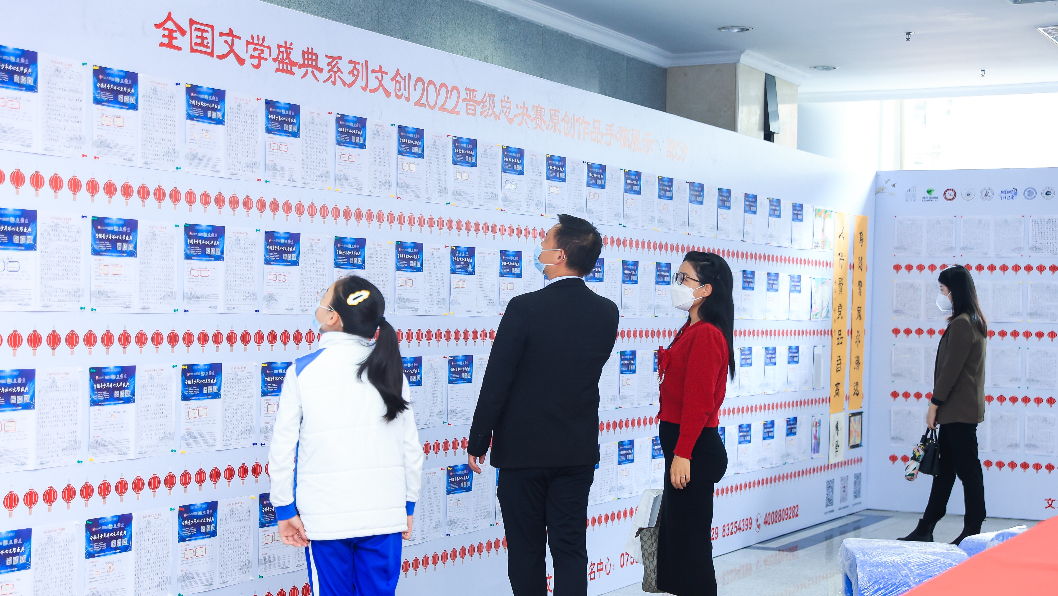 與會的領(lǐng)導(dǎo)嘉賓、師生文友共同走進全國文學(xué)盛典年度慶典現(xiàn)場展示區(qū)