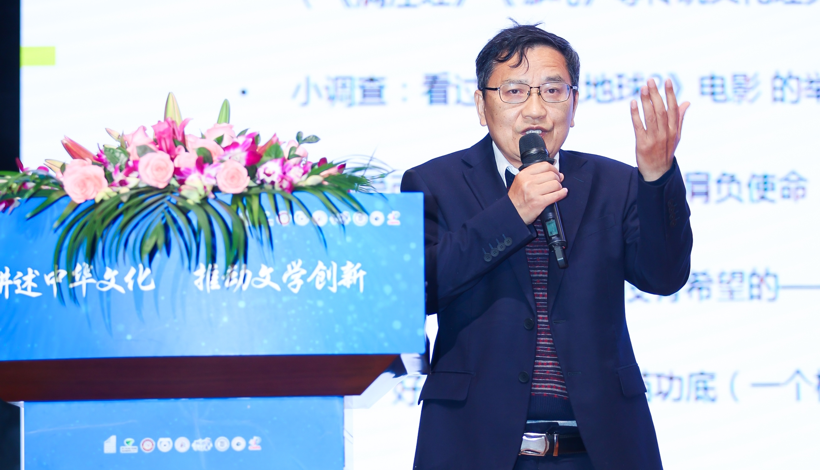 活動現(xiàn)場，“全國文學(xué)盛典名師大講堂”主講嘉賓謝晨為大家?guī)碇黝}講座